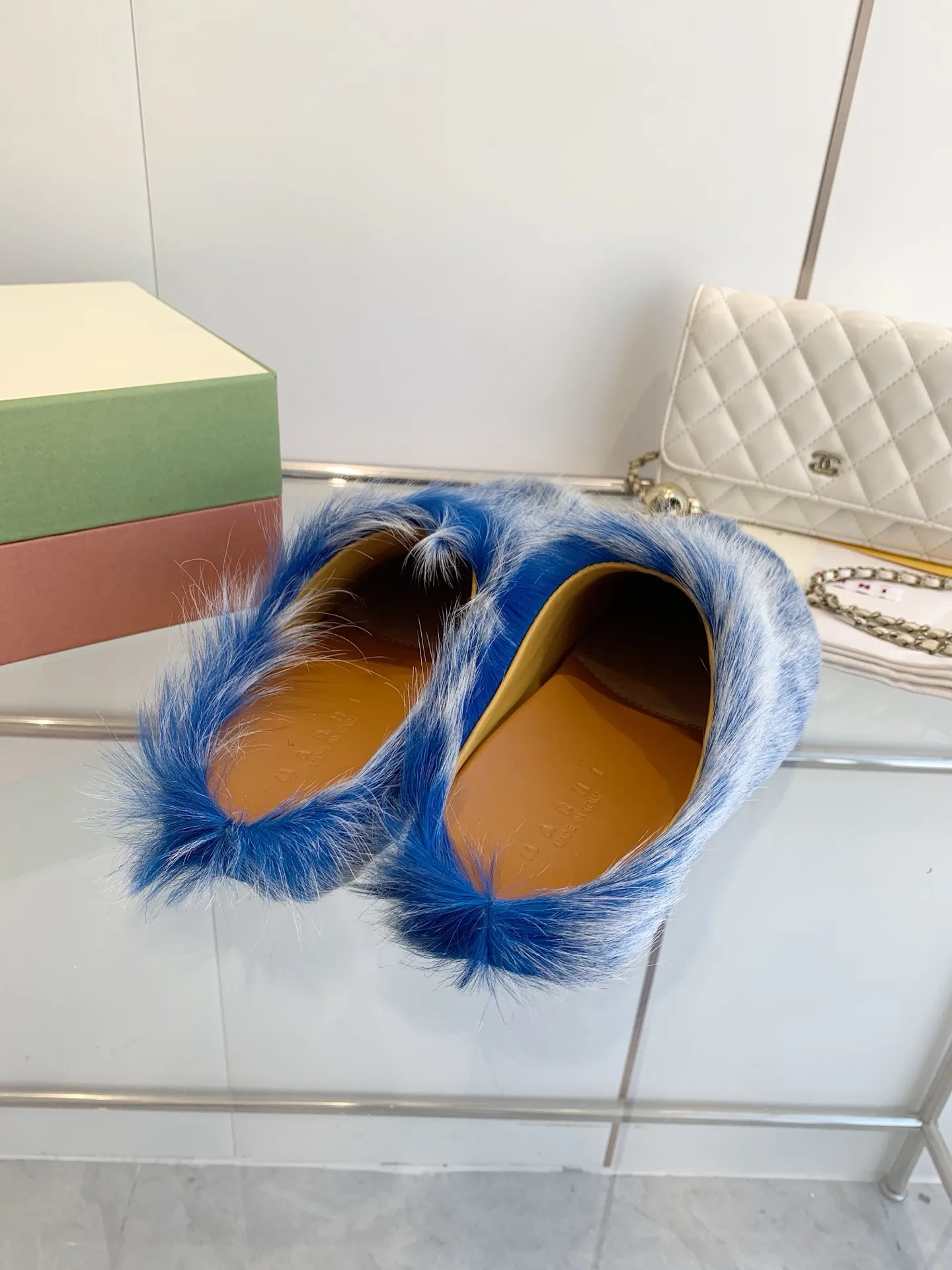 👟👟Ex-factory price 540👟👟 Men +20 🔥🔥🔥 MARNI Sabot Horsehair Slippers are a giant trendy horsehair slipper with a toe cap for all seasons, making it a beautiful landscape. The texture makes your feet more beautiful, confident and comfortable. It is a symbol of taste whether you wear it at home or outside! The real thing is very textured and the comfort is great. Fabric: horse hair. Lining: leather lining. Foot pads: leather. Sole: leather insole, rubber sole. Size: women's size 35-40. men's size: 40-46. Complete package.